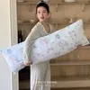 Almohada larga de terciopelo lechoso para mujeres, diseñada para dormir con las piernas recogidas, dormir de lado, respaldo de sofá, cojín de respaldo para sala de estar, nuevo estilo 2026