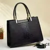 Bolsas para Mujer Transfronterizas Nueva Moda Patrón de Cocodrilo para Mujeres de Mediana Edad Bolso Cruzado Portátil de Hombro para Mujeres de Gama Alta y Versátil para Madres
