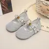 Sapatos de couro para meninas 2026 novo modelo de verão sapatos infantis respiráveis vazados de bico fechado sandálias trançadas de sola macia para meninas pequenas