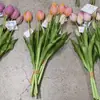 Arreglo artificial de tulipanes de silicona suave de 5 tallos, adecuado para la decoración de la sala de estar o el escritorio, disponible en stock