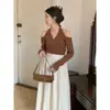 Tejido de punto para mujer estilo Hong Kong de principios de otoño, diseño único, cuello halter, hombros descubiertos, manga larga, suéter rojo corto
