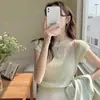 Blusa de tricô fina de verão feminina com ombros vazados e mangas curtas, linda e rejuvenescedora, blusa estilo francês suave de Versalhes