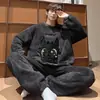 2026 Novo Estilo Conjunto de Pijama Masculino de Pelúcia Bordado de Gato Fofo Conjunto de Gola Redonda Espessado Solto