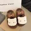 Chinelos de algodão grossos, macios e fofos, com tema de gato de desenho animado, para mulheres, com bolinhas e laços, novos sapatos quentes e peludos do inverno de 2026