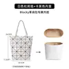 Solo se incluye la bolsa interior - La bolsa exterior no está incluidaSoporte para Bolso de Hombro Blocky de Issey Miyake