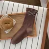 Meias femininas marrons para outono e inverno com laços, meias de cano médio doces e fofas, meias de algodão sem costura, meias largas estilo Maillard para primavera e outono