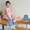 Conjunto de camiseta de muñeca de fresa estilo coreano para niñas, nuevo conjunto de dos piezas de moda para primavera y otoño 2026 para niñas pequeñas