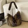 Otoño/Invierno 2026 Nuevo Estilo Coreano Bolso de Axila de Felpa con Estampado de Leopardo Perezoso Bolso de Hombro Único de Piel Atmosférico