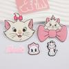 Gato Mary Gato Blanco Dibujos Animados Accesorios DIY Vaso para Agua Funda para Teléfono Móvil Pantuflas Decorativas Funda para IPAD Pegatinas Hechas a Mano