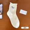 Meias Largas Brancas Femininas de Algodão Absorventes de Suor Respiráveis Elásticas com Borda Enrolada Meias de Cano Médio Padrão de Desenho Animado Fofo Meias Casuais