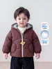 Conjunto de ropa acolchada de algodón de invierno para niños, chaqueta con capucha estilo coreano, prenda interior y jeans forrados de polar, un atuendo de tres piezas