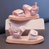 Sandálias Abertas Doces com Decoração de Desenho Animado Moda para Bebês Meninas Crianças 2026 Verão Novos Sapatos Esportivos Versáteis para Crianças