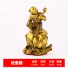 Estátua de Macaco Ruyi de Latão Apresentando Pêssego da Longevidade, Simbolizando Sorte e Longevidade, Ornamento Decorativo de Latão para Casa