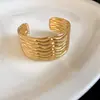 Pulseira Aberta Texturizada com Brilho Metálico, Pulseira Versátil da Moda Casual Tendência, Joia de Luxo Leve de Alta Qualidade para Mulheres