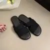 Sandalias planas para mujer para el verano de 2025, nuevos zapatos casuales simples sin cordones para playa, para vacaciones en la costa.