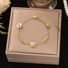 Nuevo Pulsera de Acero de Titanio que No se Desvanece, Moderna y Versátil, Popular en Transmisiones en Vivo, Joyería Exquisita de Alta Gama para Mujer en Oro de 18 Quilates