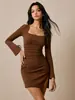 Vestido de Amazon Fashion de Cuello Cuadrado, Mangas de Campana, Corte Ajustado, Cintura Alta, Abertura Lateral Corta, Diseño Plegado en Color Marrón
