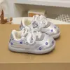 Zapatillas de Entrenamiento Alemanas Bordadas con Flores para Niñas 2026 Primavera y Otoño Nuevos Zapatos Casuales Versátiles de Moda para Niños Estilo Retro Zapatos Forrest Gump