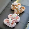 Chinelos de algodão infantis para outono e inverno, fofos e quentes, com forro de pelúcia, design KT, antiderrapantes, sola grossa, adequados para bebês e crianças pequenas, com design de calcanhar fechado