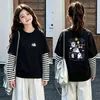 Camiseta de manga larga tipo dos piezas de imitación para niños, colección otoño 2026, para niñas, 100% algodón, cuello redondo, corte holgado, diseño lindo de caricatura, top básico