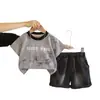 Conjunto de Roupa de Verão para Meninos 2026 Novo Estilo Coreano Moda Short Manga Curta Calça Conjunto de Duas Peças Fresco e Estiloso para Bebês Tendência