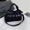 Bolsa Tote de Ombro Versátil Corduroy Preguiçoso Estilo Coreano Outono/Inverno 2025 Nova Grande Capacidade Design de Nicho Bolsa de Mão