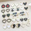 Conjunto Misto de 30 Pingentes Alados de Coração Vazado Bicolor Preto e Branco em Liga de Esmalte Acessórios para Joias DIY