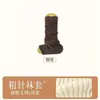 Las botas de nieve de invierno para mujer combinan perfectamente con pantalones de tiburón, calcetines apilados, calcetines sin pies y calentadores de piernas de punto grises.