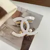 Grampo de Cabelo Elegante com Pérolas Duplo C de Alta Qualidade para Mulheres com Cabelo Semi-Preso na Nuca, Presilha Tubarão de Luxo Acessível, Acessório de Cabeça Elegante