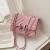 Bolsa de corrente feminina de luxo leve inspirada em Chanel 2025 novo modelo nicho versátil texturizada para ombro e transversal moderna