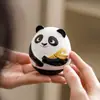 Panda Segurando Bambu Ornamento Cerâmico Roly-Poly para Decoração de Mesa de Escritório em Casa Entrada Artesanato de Carro Pequeno Ornamento