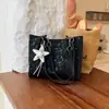 Bolsa tote grande e estilosa de estilo europeu e americano para o dia a dia com acessórios, adequada para o trabalho, para carregar no ombro ou sob o braço.