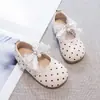 Estilo Novo Primavera e Outono Sapatos Pequenos de Couro Macio com Bolinhas para Crianças Pequenas e Médias Sapatos de Princesa com Laço para Meninas Sapatos Mary Jane Simples para Crianças