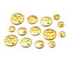 Prato Redondo de Aço Inoxidável Dourado Embossado Transfronteiriço Padrão Prato Redondo Colar Pequena Etiqueta Conexão Placa de Cauda Acessórios de Joalheria DIY