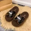 Zapatillas peludas de diseño único con suela gruesa para mujer, nueva colección otoño/invierno 2026, calzado de moda para exteriores, sandalias casuales tipo slip-on con hebilla