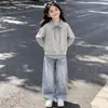 Nueva colección de primavera y otoño para niños de tamaño mediano y grande: un elegante conjunto de dos piezas que presenta un top a rayas con cuello y detalles de patchwork, y pantalones vaqueros con estampado de estrellas