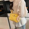 Bolso Casual Sencillo para Mujer Viajera Primavera 2025 Nuevo Bolso Explosivo de Alta Gama con Colgante Bolso Cruzado de Moda