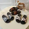 Pantuflas de Moda Infantil Estilo Coreano Estampado de Leopardo Primavera/Verano 2026 Zapatos de Playa de Suela Gruesa Sandalias Casuales de Correa Única para Niñas