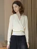 Suéter de tricô com decote V Design-sense para mulheres 2026 Outono/Inverno Novo temperamento Suéter pullover que rejuvenesce Roupa de baixo Top de lã