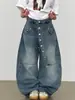 Bolso de Calle Americano de Peso Pesado con Botón Diagonal, Diseño de Nicho Pequeño, Silueta Holgada, Jeans de Hoja de Sauce con Corte Curvo para Hombre y Mujer