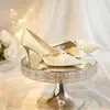 Saltos altos de cetim na cor champanhe, bico fino, salto alto, salto fino, sapatos de noiva para a cerimônia de casamento Xiuhe, YD-88