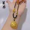 Tienda de Oro Mismo Estilo Chapado en Oro Auspiciosas Ocho Tesoros Carácter de Fortuna Brújula de Loto Colgante Collar Disco Redondo Cadena para Suéter de Buena Suerte Venta al por Mayor