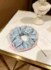 Lindo Juego de Gomas para el Cabello Florales Dulces, Scrunchies Grandes, Gomas para el Cabello Estilo Coreano con Borde Cuadriculado, Suministro para Tiendas de Accesorios, Directo de la Fábrica Fuente