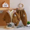 Conjunto de tres piezas acolchado de moda para bebé con estampado de letras, que incluye una chaqueta de algodón con capucha de patrón de rombos, un top de cuello alto y pantalones de algodón engrosados