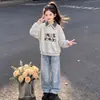 Conjunto de sudadera a cuadros de colores contrastantes con cuello para niñas de primavera y otoño, estilo universitario, con jeans con estampado de estrellas lindos