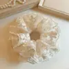 Elástico de Cabelo Scrunchie de Renda com Pérolas, Design de Nicho com Toque de Luxo, Acessório de Cabelo Simples e Versátil