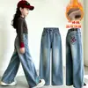 Calça Jeans Forrada com Fleece para Meninas 2026 Novidades de Inverno Calça Wide Leg com Bordado de Coração Calça Longa Quente de Fleece Infantil Tamanho Médio e Grande