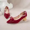 Sapatos de casamento bordô com design floral para mulheres, salto baixo de 3 cm, sapatos de noiva estilo chinês Xiuhe, confortáveis para os pés