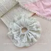 Nuevo Scrunchie Floral Fresco de Primavera 2025 Rosa Dulce Accesorio para el Cabello para Coleta Baja o Chongo para Mujeres