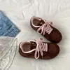 Zapatillas de entrenamiento alemanas versátiles de bloques de color para mujer, nuevo modelo de otoño 2026, zapatillas planas deportivas casual versátiles retro de moda